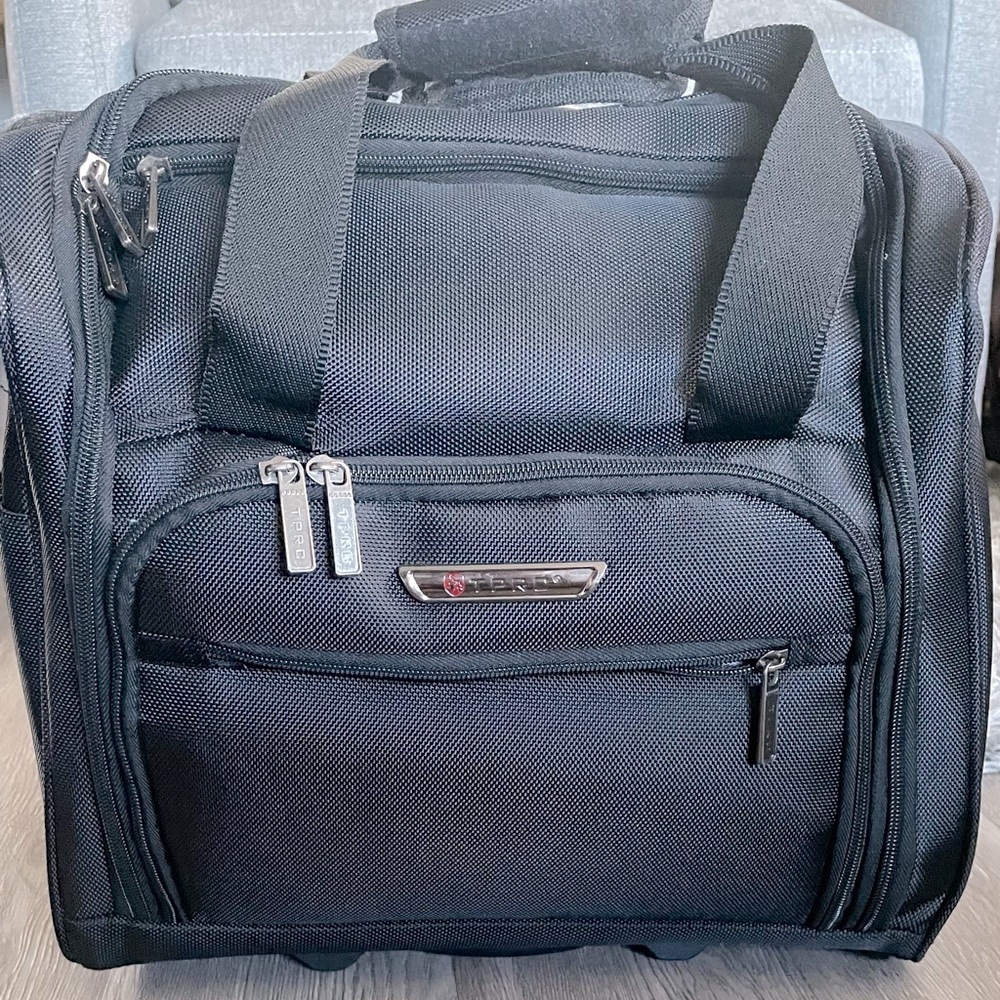 TPRC 15” carry on luggage w/ USB port